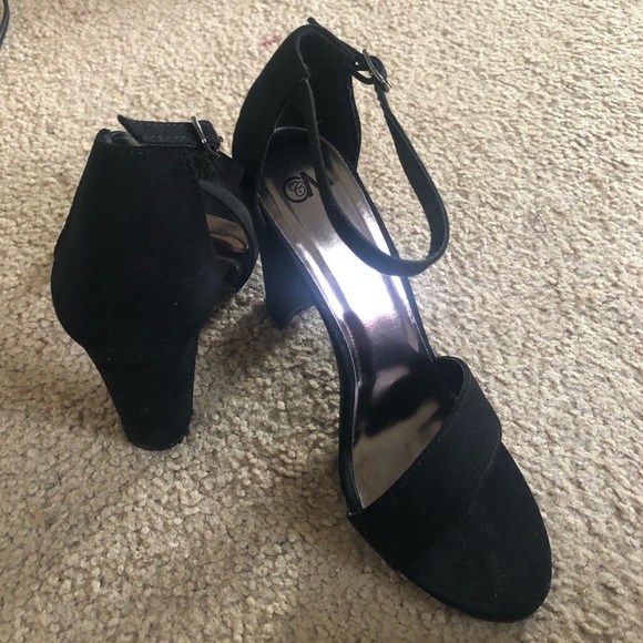 Black strapy heels - Picture 4 of 4